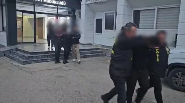 900 bin dolarlık dev vurgununa polis engeli! Parayı paylaşmadan yakayı ele verdiler